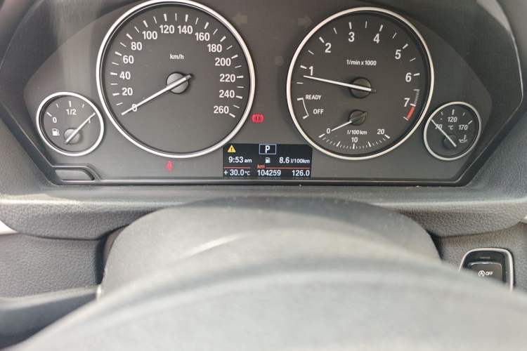 Used BMW 3 Series 2014 320i Sport Edition Odometer Close Up