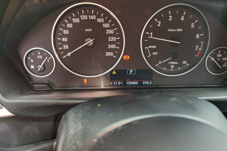 Used BMW 3 Series 2014 320Li Fashion Model Odometer Close Up