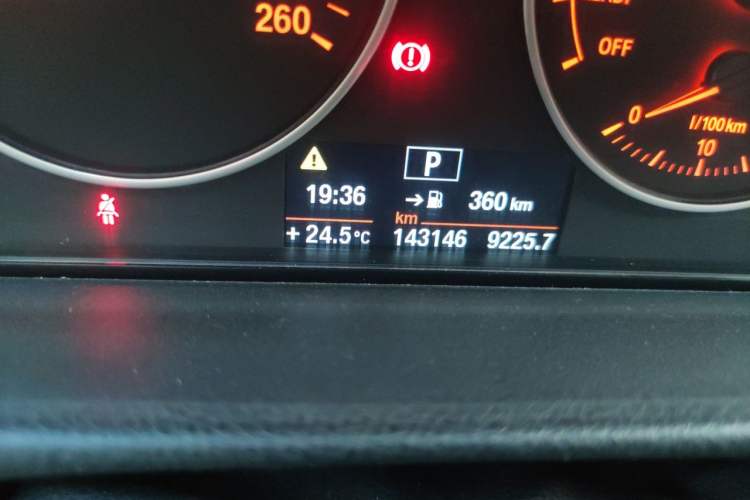 Used BMW 3 Series 2014 320Li Fashion Model Odometer Close Up
