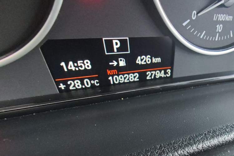 Used BMW 3 Series 2014 320Li Fashion Model Odometer Close Up