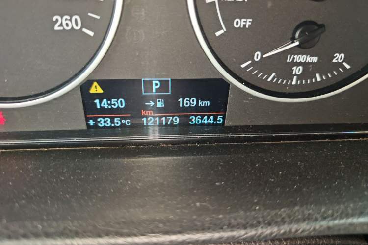 Used BMW 3 Series 2014 320Li Fashion Model Odometer Close Up