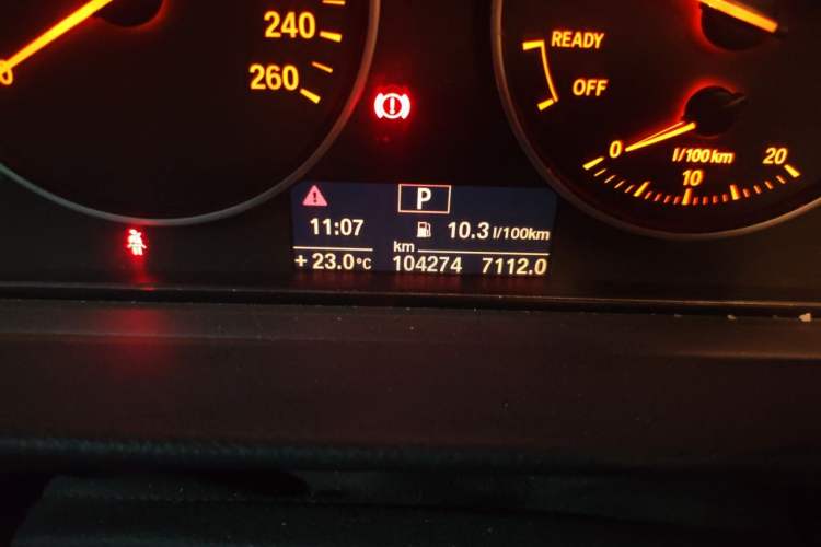 Used BMW 3 Series 2014 320i Sport Edition Odometer Close Up
