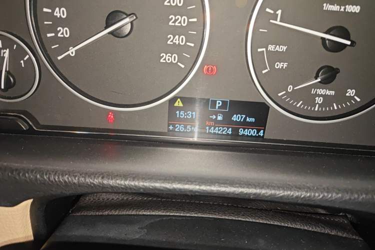 Used BMW 3 Series 2014 320Li Fashion Model Odometer Close Up