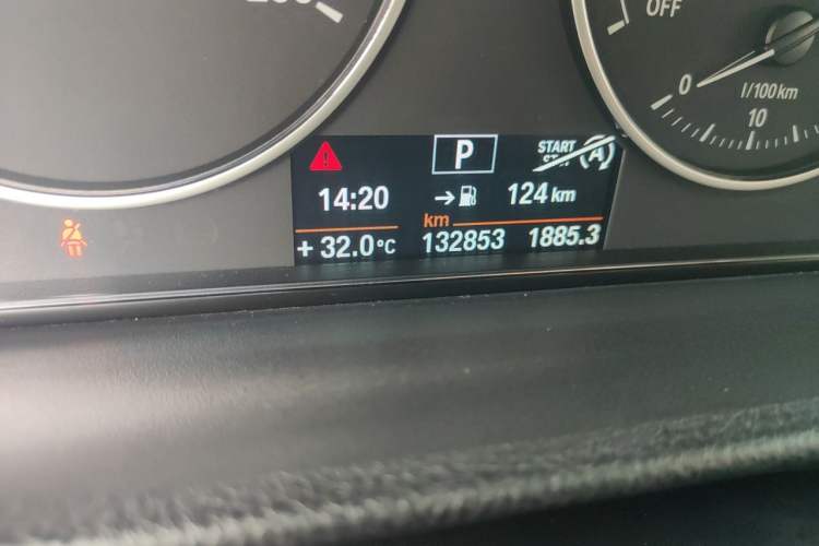 Used BMW 3 Series 2014 320Li Fashion Model Odometer Close Up