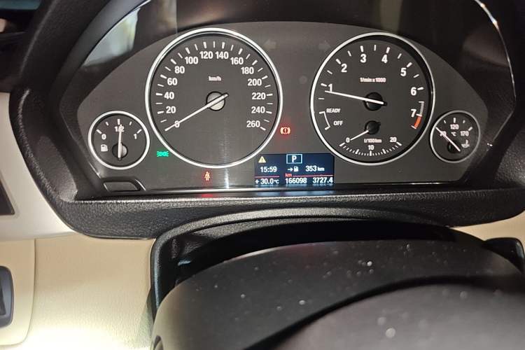 Used BMW 3 Series 2014 320Li Fashion Model Odometer Close Up