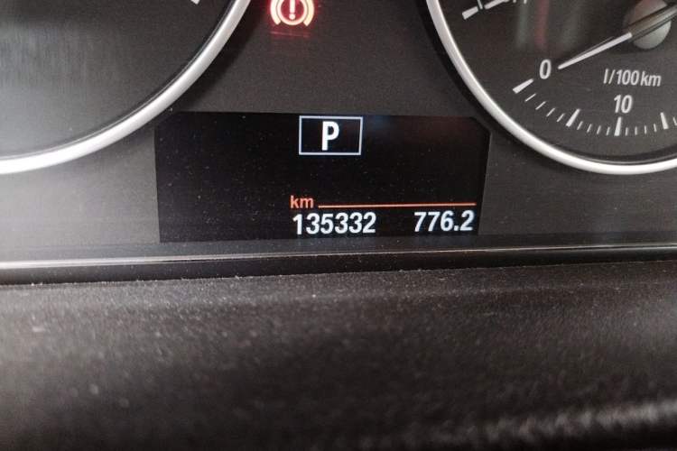 Used BMW 3 Series 2014 320i Sport Edition Odometer Close Up