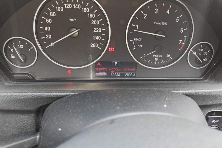 Used BMW 3 Series 2014 320Li Fashion Model Odometer Close Up