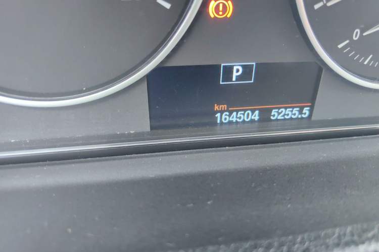 Used BMW 3 Series 2014 320Li Fashion Model Odometer Close Up