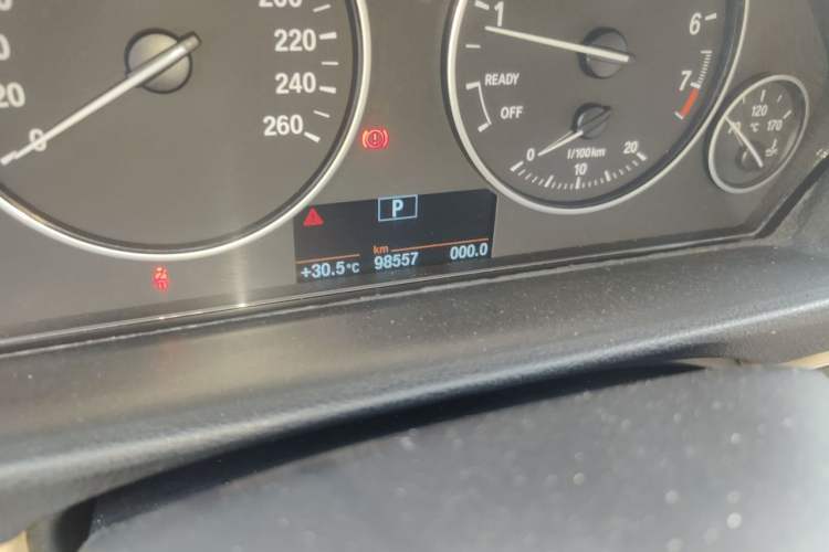 Used BMW 3 Series 2014 320Li Fashion Model Odometer Close Up
