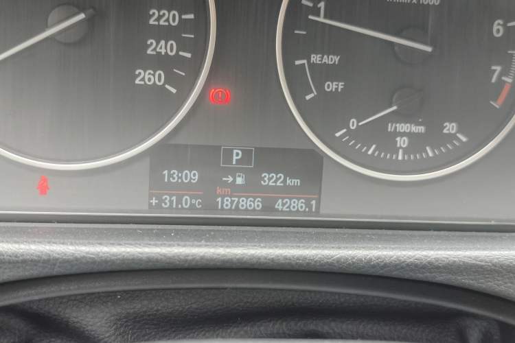 Used BMW 3 Series 2014 320Li Fashion Model Odometer Close Up