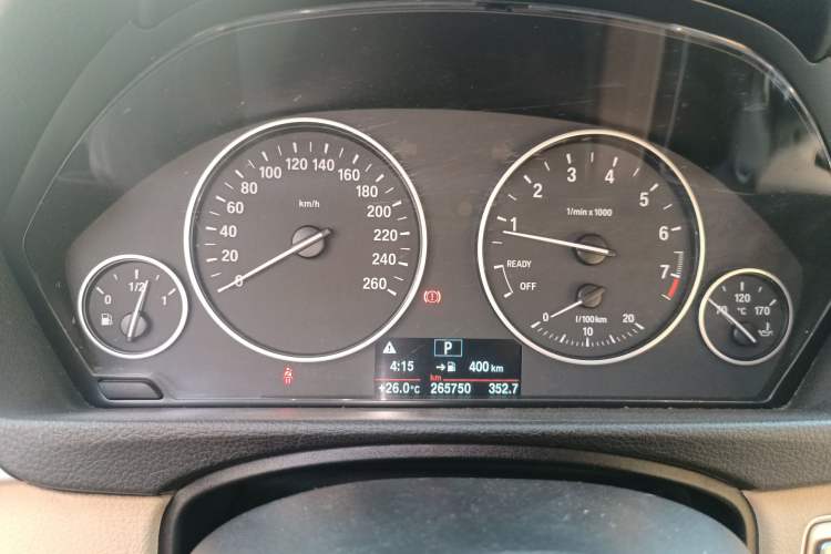 Used BMW 3 Series 2014 320Li Fashion Model Odometer Close Up