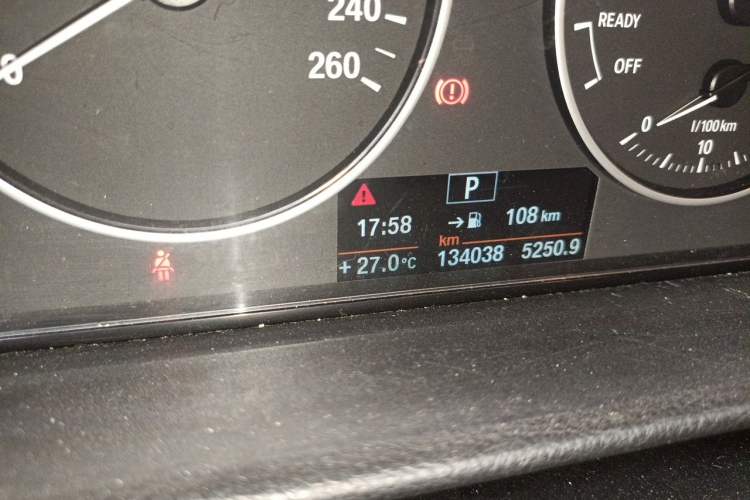Used BMW 3 Series 2014 320i Sport Edition Odometer Close Up