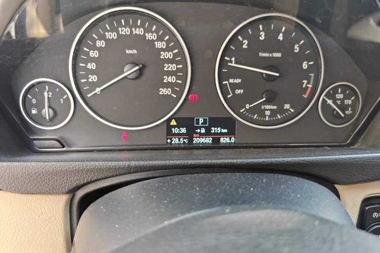 Used BMW 3 Series 2014 320Li Fashion Model Odometer Close Up