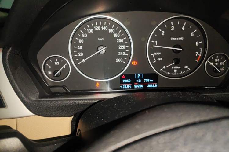 Used BMW 3 Series 2014 320Li Fashion Model Odometer Close Up