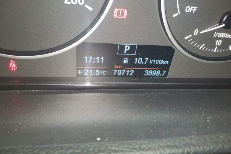 Used BMW 3 Series 2014 320Li Fashion Model Odometer Close Up