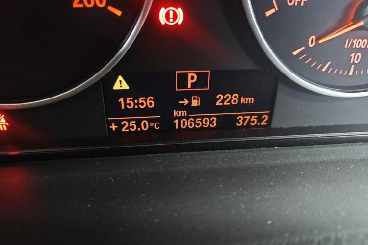 Used BMW 3 Series 2014 320i Active Edition Odometer Close Up