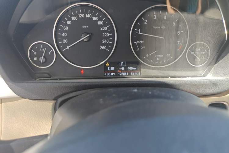 Used BMW 3 Series 2014 320Li Fashion Model Odometer Close Up