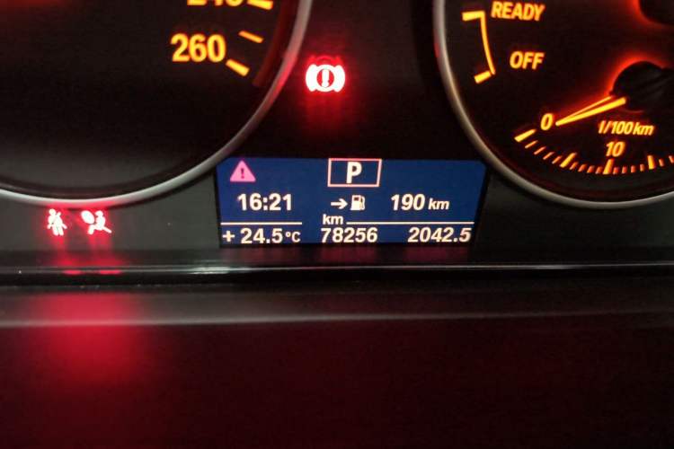 Used BMW 3 Series 2014 320Li Fashion Model Odometer Close Up