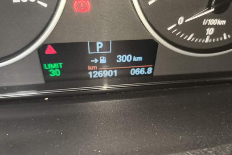 Used BMW 3 Series 2014 320Li Fashion Model Odometer Close Up