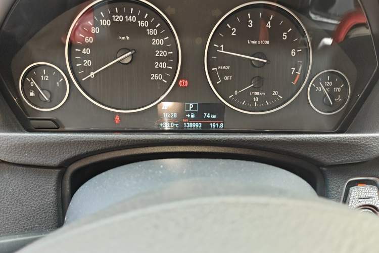 Used BMW 3 Series 2014 320Li Fashion Model Odometer Close Up