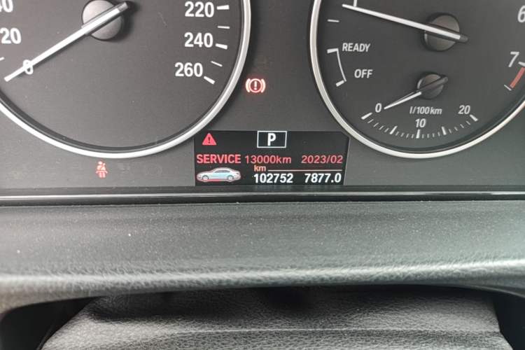 Used BMW 3 Series 2014 320i Sport Edition Odometer Close Up
