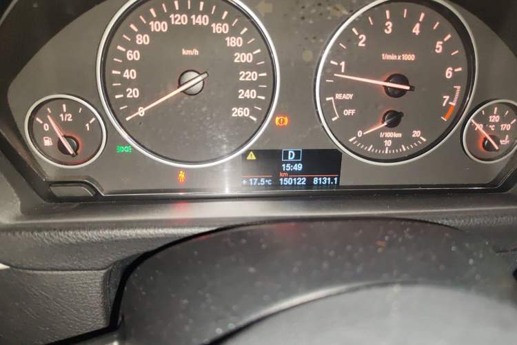 Used BMW 3 Series 2014 320Li Fashion Model Odometer Close Up