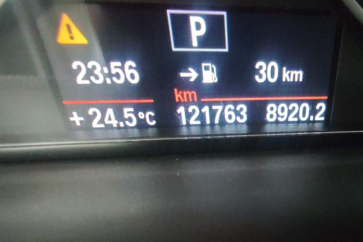 Used BMW 3 Series 2014 320Li Fashion Model Odometer Close Up