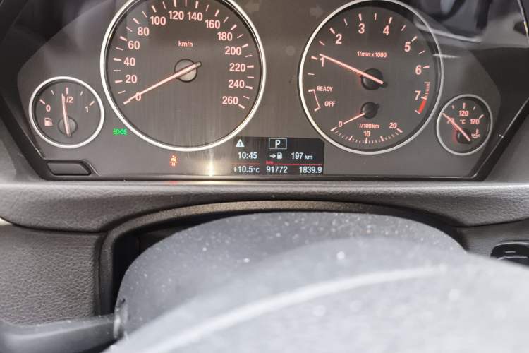 Used BMW 3 Series 2014 320Li Fashion Model Odometer Close Up
