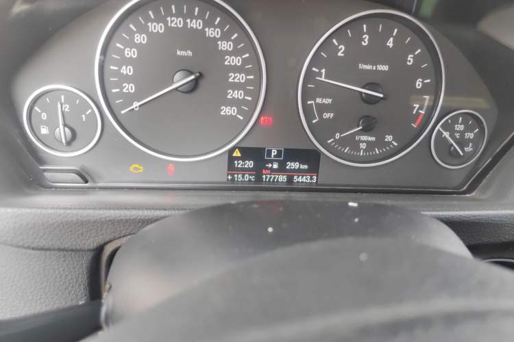 Used BMW 3 Series 2014 320Li Fashion Model Odometer Close Up