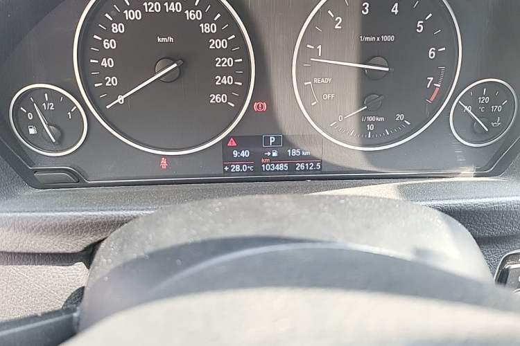 Used BMW 3 Series 2014 320i Sport Edition Odometer Close Up