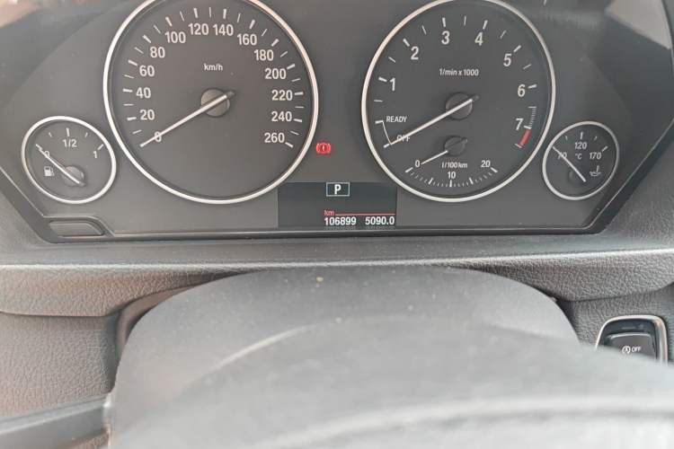 Used BMW 3 Series 2014 320Li Fashion Model Odometer Close Up