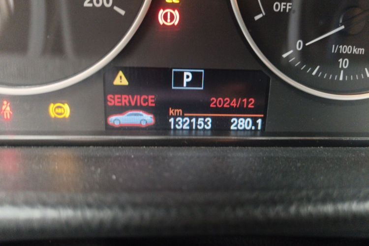 Used BMW 3 Series 2014 320i Sport Edition Odometer Close Up
