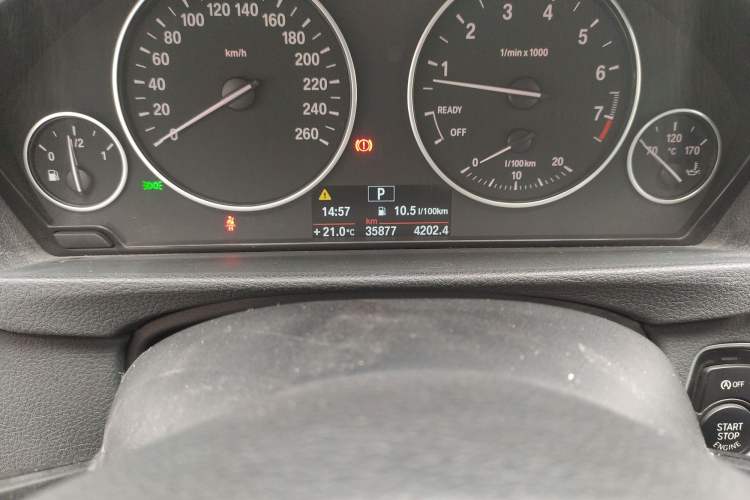Used BMW 3 Series 2014 320Li Fashion Model Odometer Close Up
