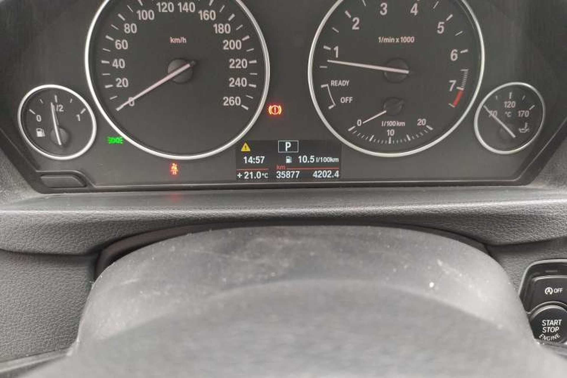 Used BMW 3 Series 2014 320Li Fashion Model Odometer Close Up