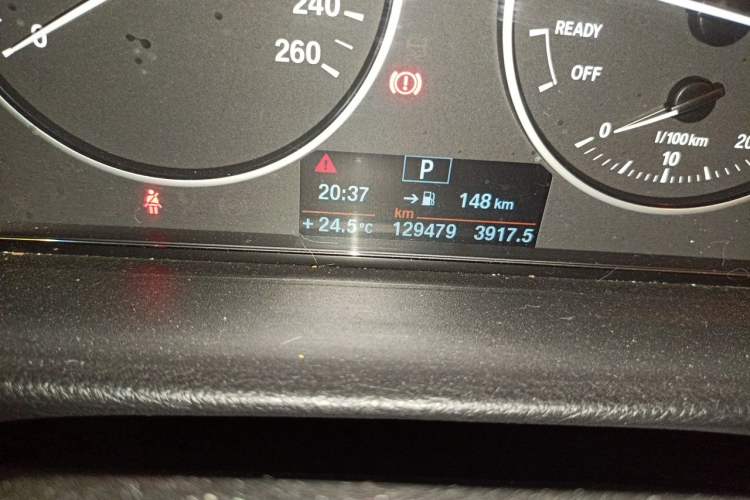 Used BMW 3 Series 2014 320i Active Edition Odometer Close Up