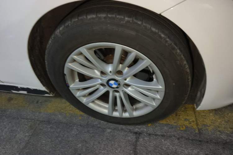 Used BMW 3 Series 2014 320Li Fashion Model Right Front Wheel Hub