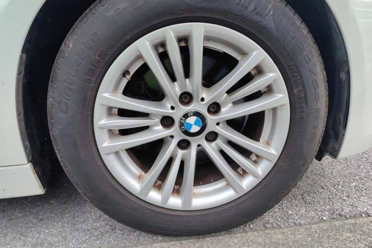 Used BMW 3 Series 2014 320Li Fashion Model Right Front Wheel Hub