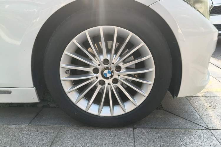 Used BMW 3 Series 2014 320Li Luxury Design Package Right Front Wheel Hub