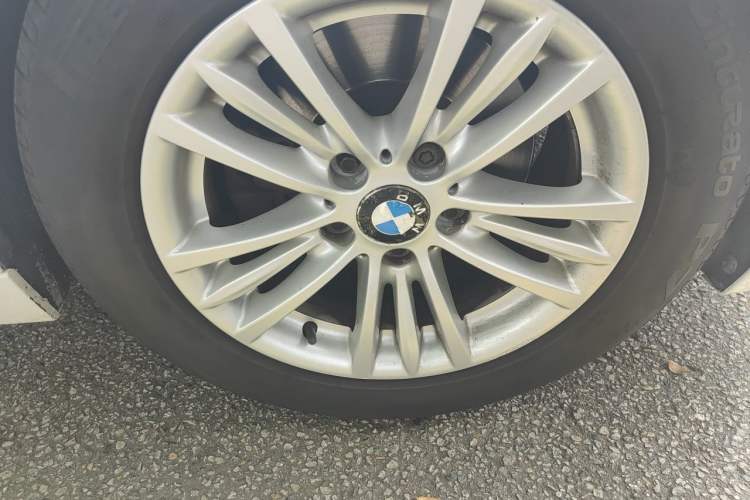 Used BMW 3 Series 2014 320Li Fashion Model Right Front Wheel Hub
