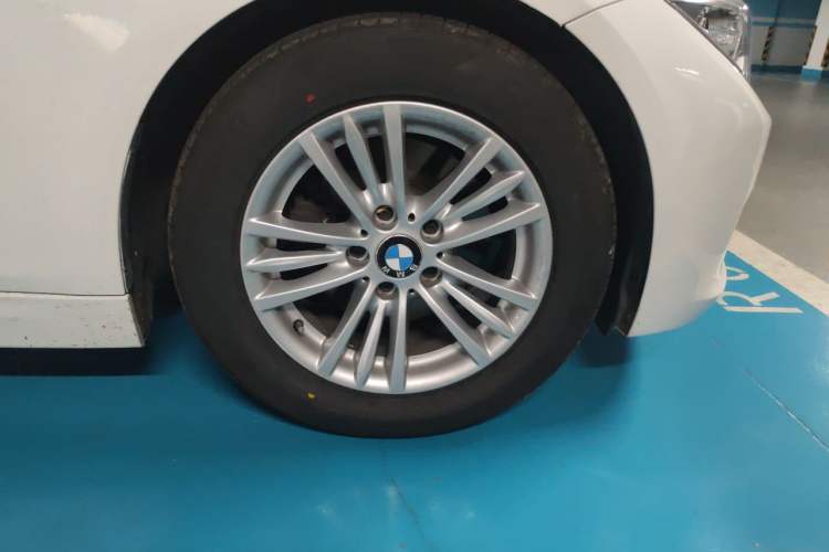 Used BMW 3 Series 2014 320Li Fashion Model Right Front Wheel Hub