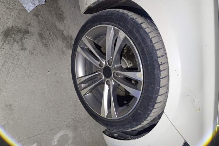 Used BMW 3 Series 2014 320Li Fashion Model Right Front Wheel Hub