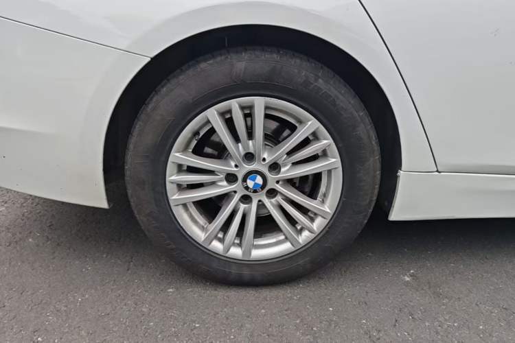 Used BMW 3 Series 2014 320Li Fashion Model Right Rear Wheel Hub