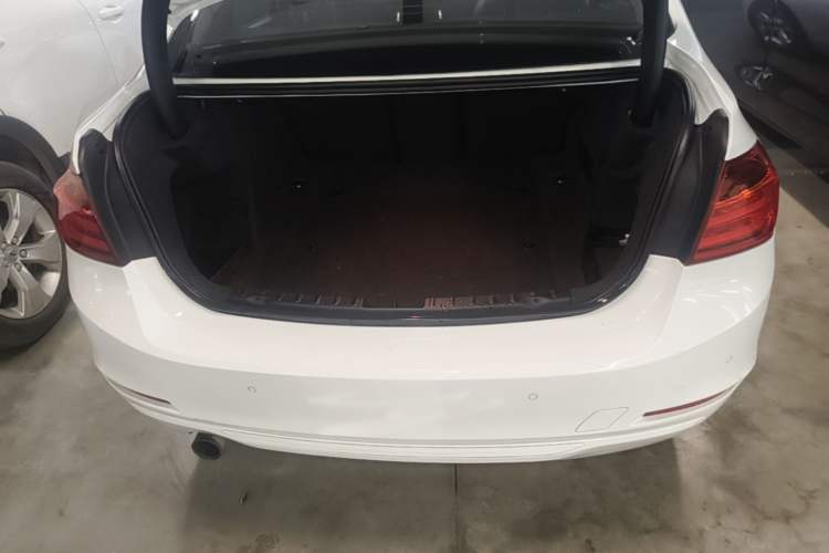 Used BMW 3 Series 2014 320i Sport Edition Trunk