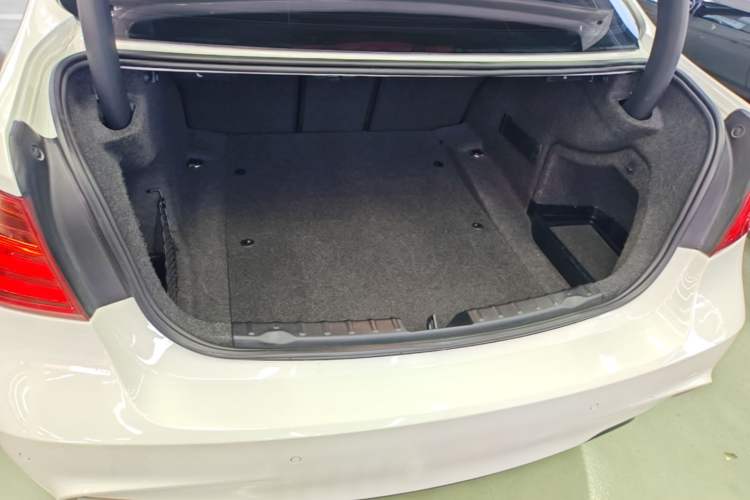 Used BMW 3 Series 2014 320i Sport Edition Trunk