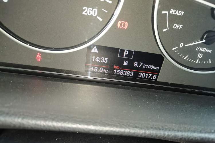 Used BMW 3 Series 2014 320Li Fashion Model Odometer Close Up