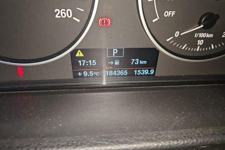 Used BMW 3 Series 2014 320Li Fashion Model Odometer Close Up