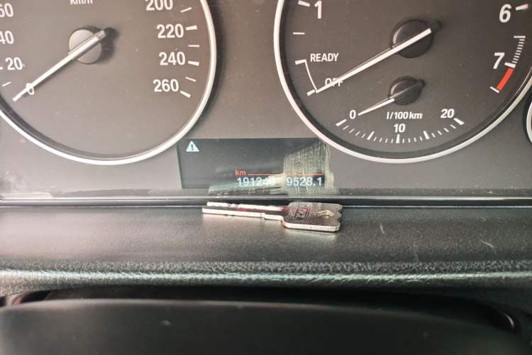 Used BMW 3 Series 2014 320Li Fashion Model Odometer Close Up