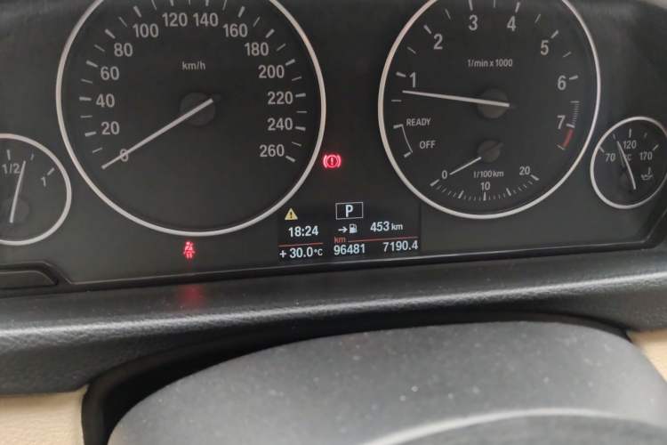 Used BMW 3 Series 2014 320Li Fashion Model Odometer Close Up