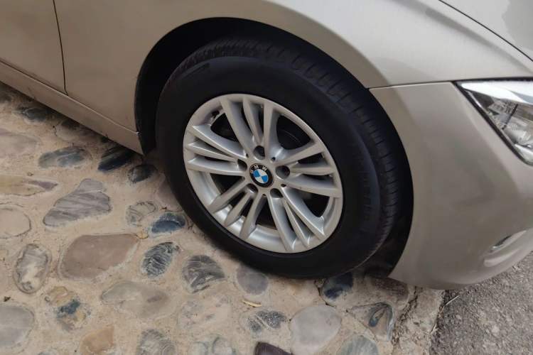 Used BMW 3 Series 2014 320Li Fashion Model Right Front Wheel Hub