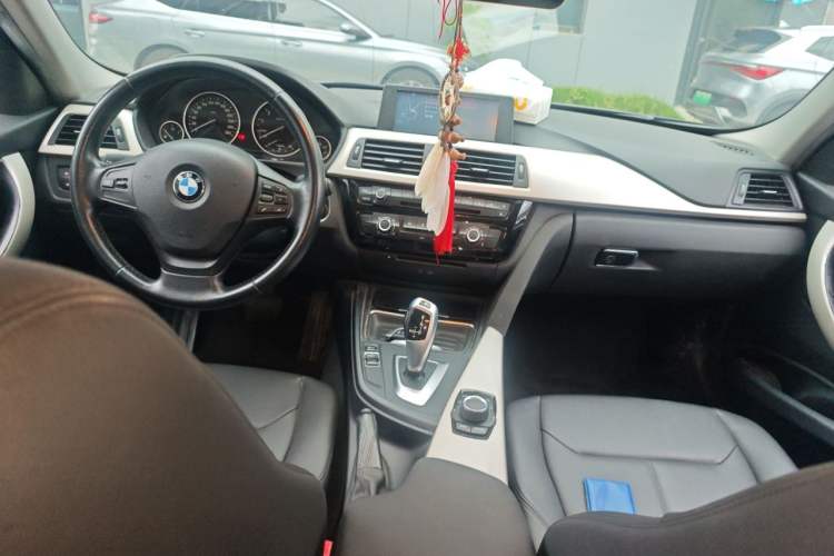 Used BMW 3 Series 2015 320i Active Edition Center Console